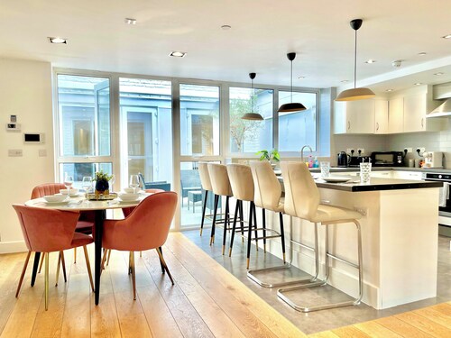 3-BDR Holloway flat w/ Patio near Emirates Stadium