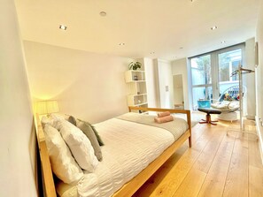 3 bedrooms, desk, iron/ironing board, WiFi