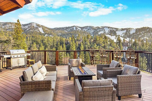 LUXURY 6 Bedroom Retreat w/ 6 En-Suite Bathrooms! Sprawling Deck w/ Beautiful Mountain/Slope Views! Shuffleboard + Foosball! Gourmet Kitchen & Bar! Less Than 1 Mile to Bear Mountain Resort & Golf Course!