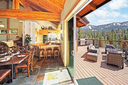 LUXURY 6 Bedroom Retreat w/ 6 En-Suite Bathrooms! Sprawling Deck w/ Beautiful Mountain/Slope Views! Shuffleboard + Foosball! Gourmet Kitchen & Bar! Less Than 1 Mile to Bear Mountain Resort & Golf Course!