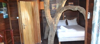 Hut in the old Mangoo tree . Breakfast incl