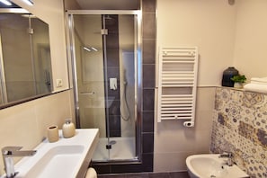 Dusche, Haartrockner, Bidet, Handtücher