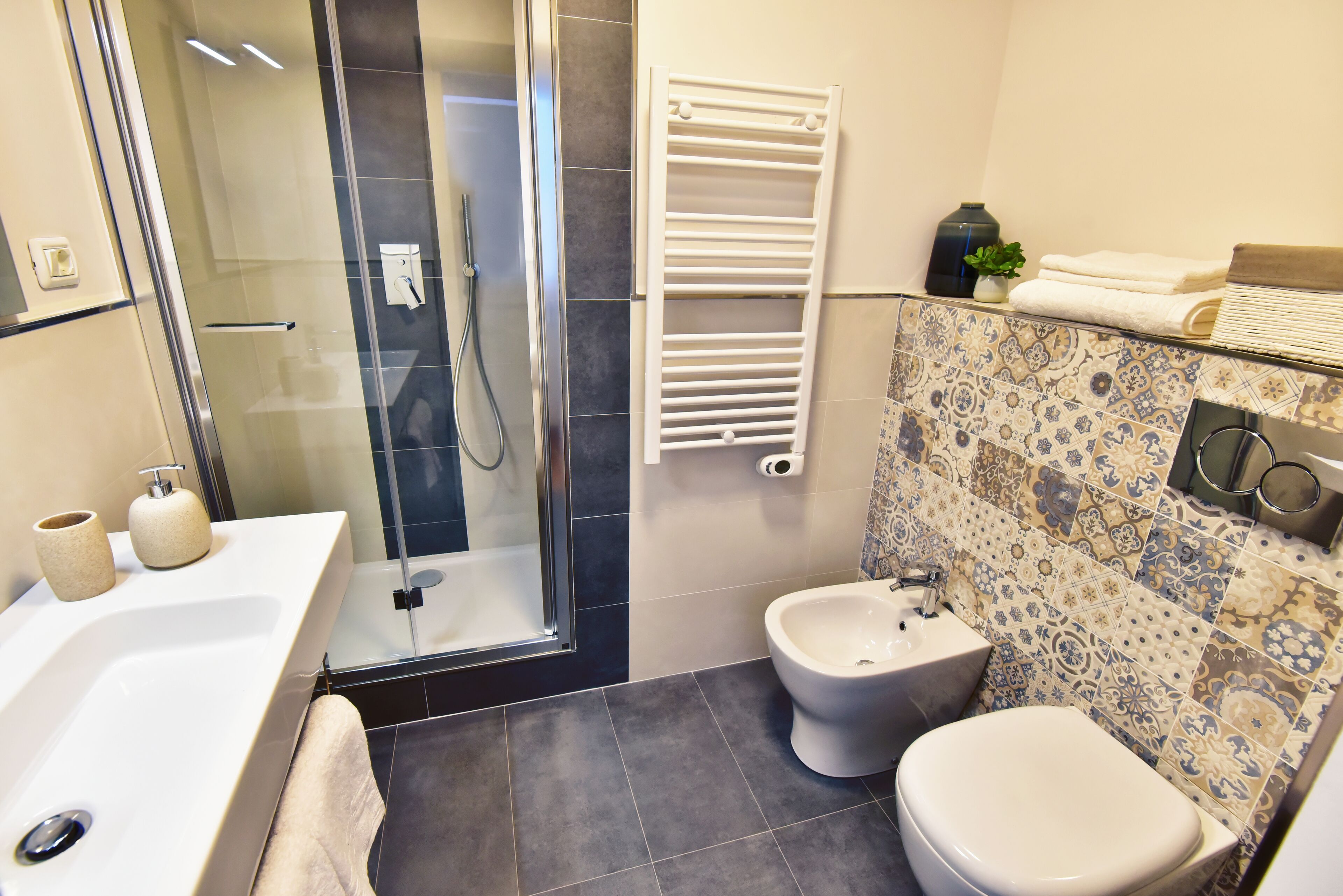 Douche, sèche-cheveux, bidet, serviettes fournies