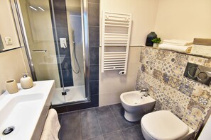 Ducha, secador de pelo, bidet, toallas