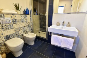 Shower, hair dryer, bidet, towels - A charming terrace on the Badia (Catania)