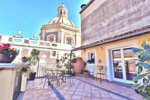 Property grounds - A charming terrace on the Badia (Catania)
