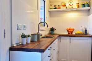 Refrigerador, microondas, placa de cocina, cafetera/tetera