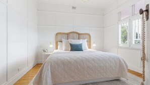 A bedroom with a bed, bedside lamps, a window with blinds, and a wooden floor. - The Anchor House - Perfect Gem in the centre of Port Fairy (Port Fairy)