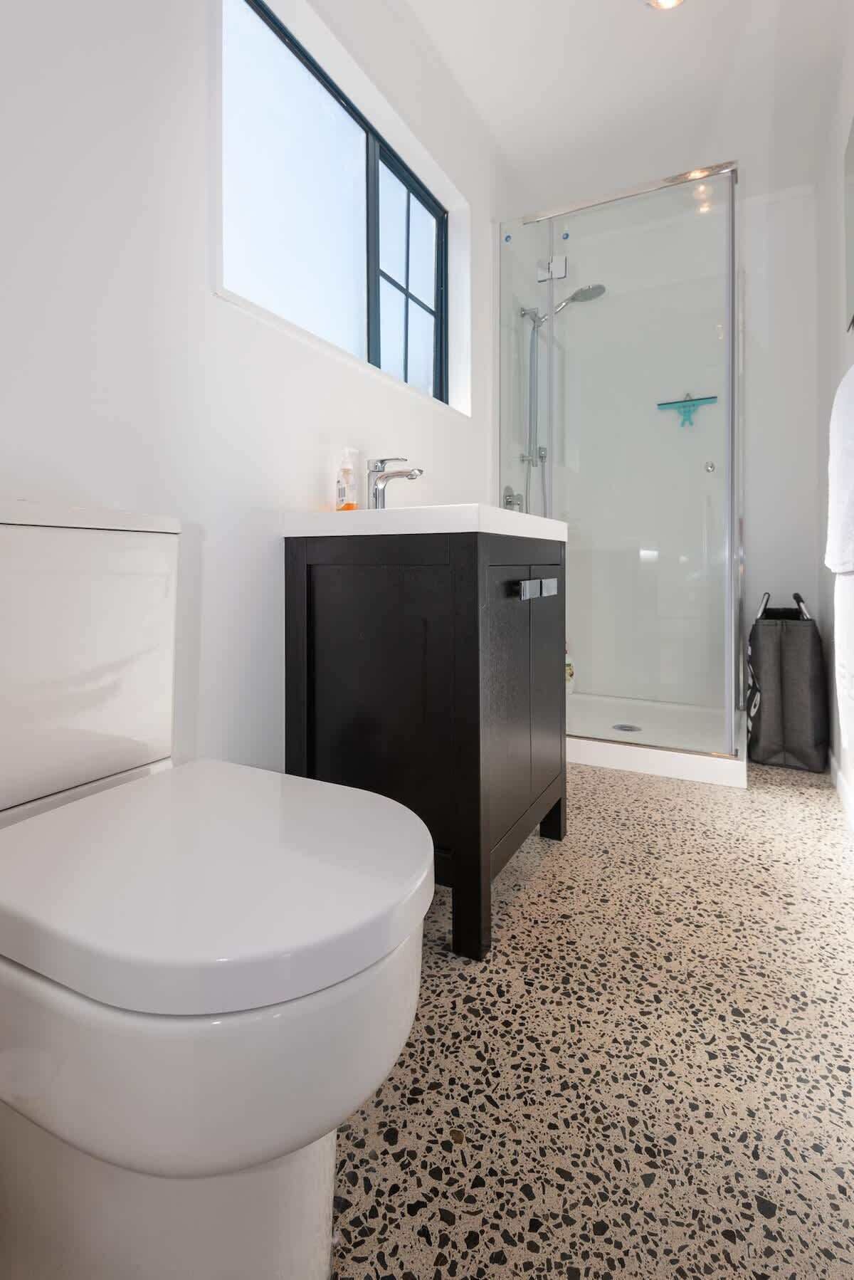 Dusj, hårføner og håndklær