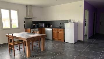 Frigorífico, microondas, horno y placa de cocina