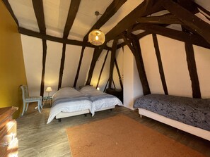 3 habitaciones, tabla de planchar con plancha, wifi y ropa de cama 