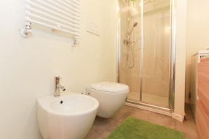 Deluxe Apartment | Bathroom