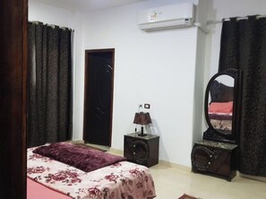 3 Schlafzimmer, Schreibtisch, Bügeleisen/Bügelbrett, WLAN