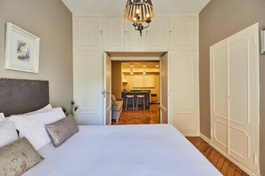 1 habitación, tabla de planchar con plancha, wifi gratis y ropa de cama 