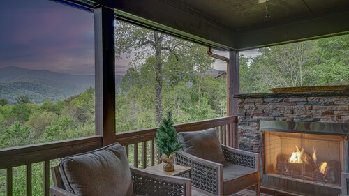 Views! Near Golf! Awesome Game Room, Hot Tub, Theater! Multi-Gen!Spacious, Quiet