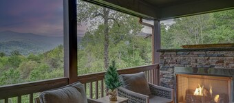 Views! Near Golf! Awesome Game Room, Hot Tub, Theater! Multi-Gen!Spacious, Quiet