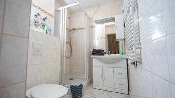 Een douche, een haardroger, handdoeken, zeep