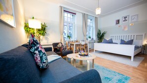 Una sala de estar moderna con un sofá, una mesa de centro y un comedor.