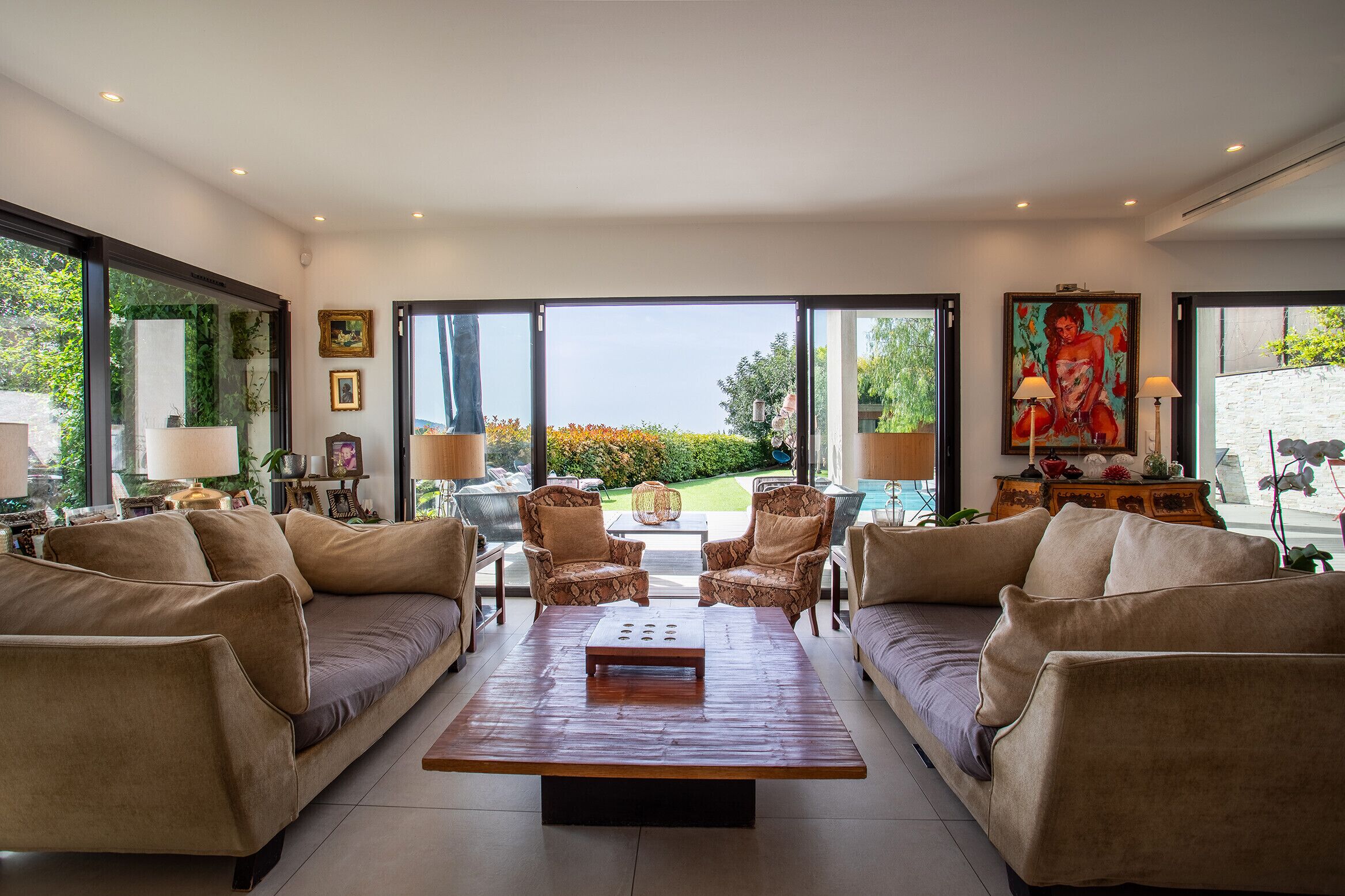 Una televisión de pantalla plana