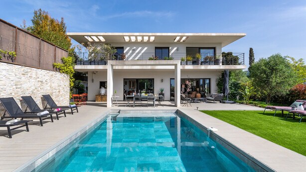 A modern two-story house with a swimming pool, outdoor seating, and a well-maintained garden. - Villa Les Sources VI4245 By Riviera Holiday Homes (Niza)