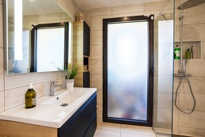 Badewanne, kostenlose Toilettenartikel, Haartrockner, Handtücher