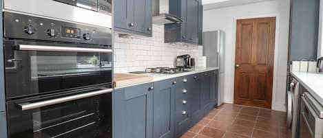 Cottage | Cucina privata | Frigorifero, lavastoviglie, bollitore elettrico, tostapane
