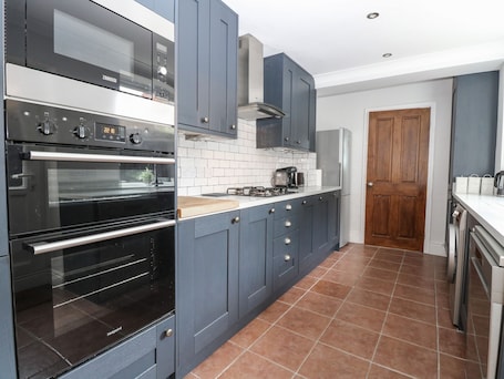 Cottage | Private kitchen | Fridge, dishwasher, electric kettle, toaster