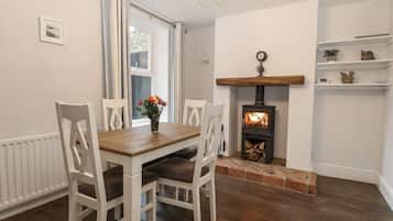 Cottage | Private kitchen | Fridge, dishwasher, electric kettle, toaster