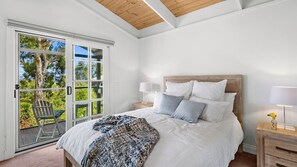 5 bedrooms, iron/ironing board, internet, bed sheets