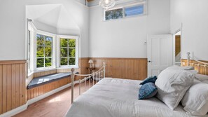 5 bedrooms, iron/ironing board, internet, bed sheets