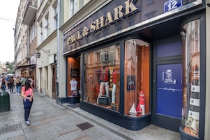 Un escaparate con un letrero que dice "PAUL & SHARK" y un amplio escaparate.