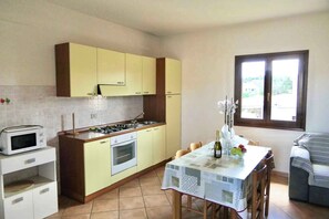 Fridge, stovetop, coffee/tea maker