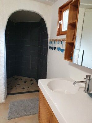 Chuveiro, secador de cabelo, toalhas de banho 