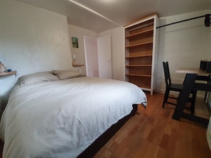 3 quartos, escrivaninha, ferros/tábuas de passar roupa, berço de viagem
