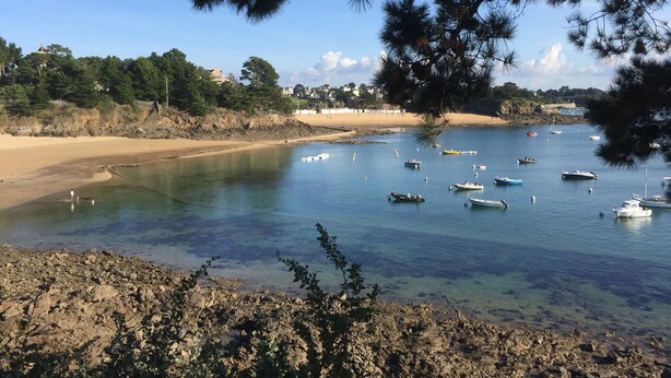 A coastal scene with clear water, boats, and a sandy beach. - Single-storey house with private garden and terrace. ANCV, Pets allowed (ST LUNAIRE)