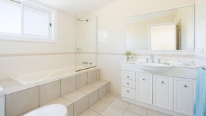 Bathtub, towels