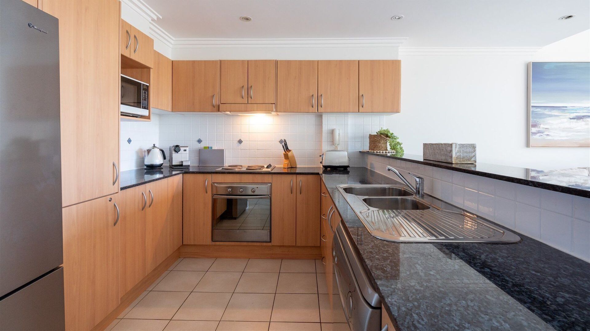 Refrigerador, microondas, horno y parrilla de estufa 