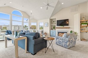 Televisión, chimenea, reproductor de DVD y bocina smart 