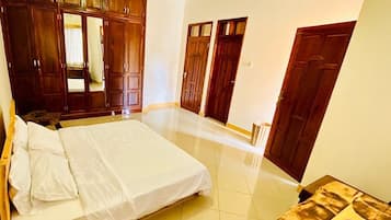 4 makuuhuonetta, työpöytä, silitysrauta/-lauta, ilmainen Wi-Fi