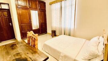 4 makuuhuonetta, työpöytä, silitysrauta/-lauta, ilmainen Wi-Fi