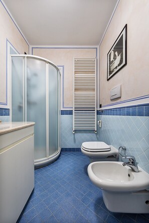 Ducha, secador de pelo, bidet, toallas