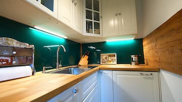 Een koelkast, een kookplaat, een vaatwasser