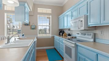 Kühlschrank, Mikrowelle, Herdplatte, Geschirrspüler