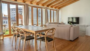 Grand penthouse | Woonruimte | Een 43-inch smart-tv met kabelzenders en televisie