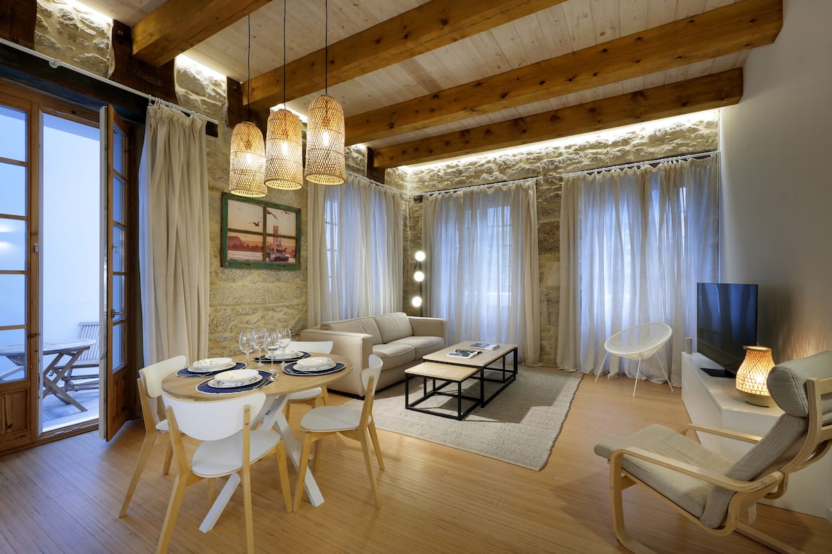 Premium appartement | Woonruimte | Een 43-inch smart-tv met kabelzenders en een televisie