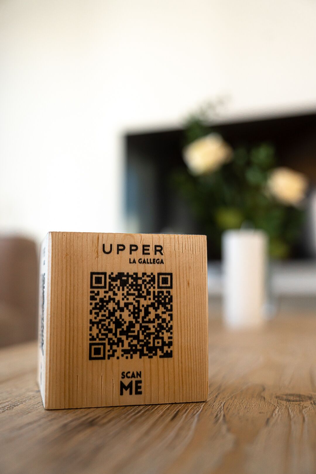 Una caja de madera con un código QR y texto.