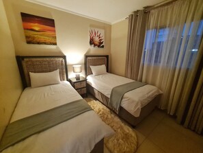 2 bedrooms, iron/ironing board, WiFi, bed sheets - 2 bed, 2 bath Apartment, Menlyn (Pretoria)
