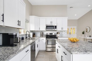 Kjøleskap, mikrobølgeovn, ovn og kokeplater