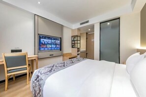 A hotel room with a bed, a desk, a television mounted on the wall, and a wardrobe. - Super 8 (Ningde Wanda Plaza) (Ningde)