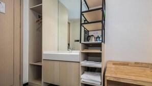 A modern bathroom with a wooden vanity, a mirror, and shelves with toiletries. - Super 8 (Ningde Wanda Plaza) (Ningde)